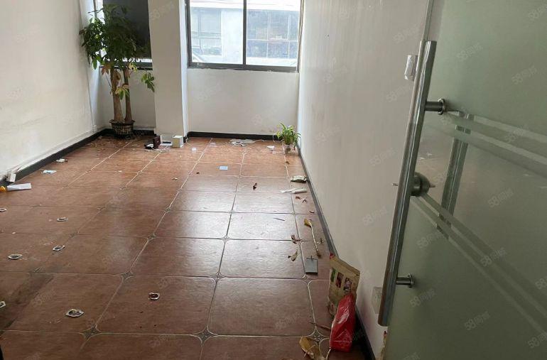 丹竹头地铁站旁一楼现场汽车展厅出租400平，可分租200平