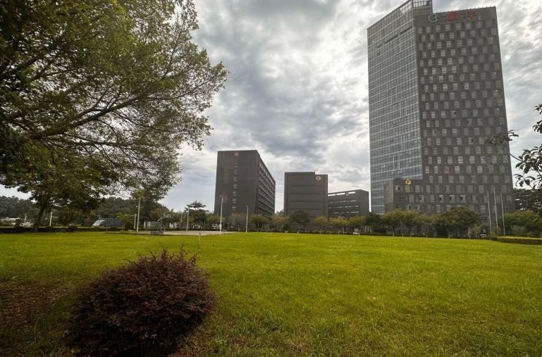 布吉丹竹头花园式厂房1500平出租，带精装修和无尘车间