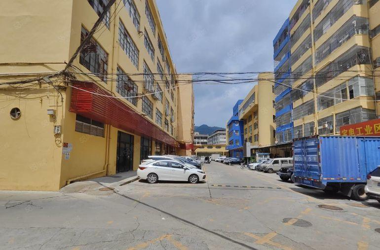 布吉街道老街厂房出租，周边人流旺，可进大货车，一楼也可做店铺