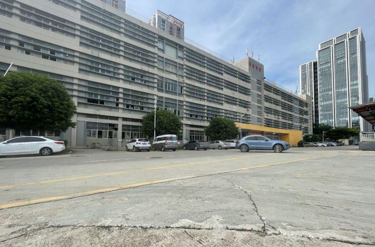 布吉石芽岭地铁站一楼2000平厂房出租仓库出租大小可分