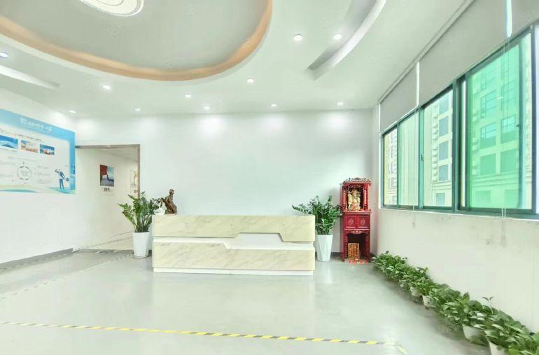 布吉上李朗地铁口附近楼上1500平无尘车间，豪华装修，配套好