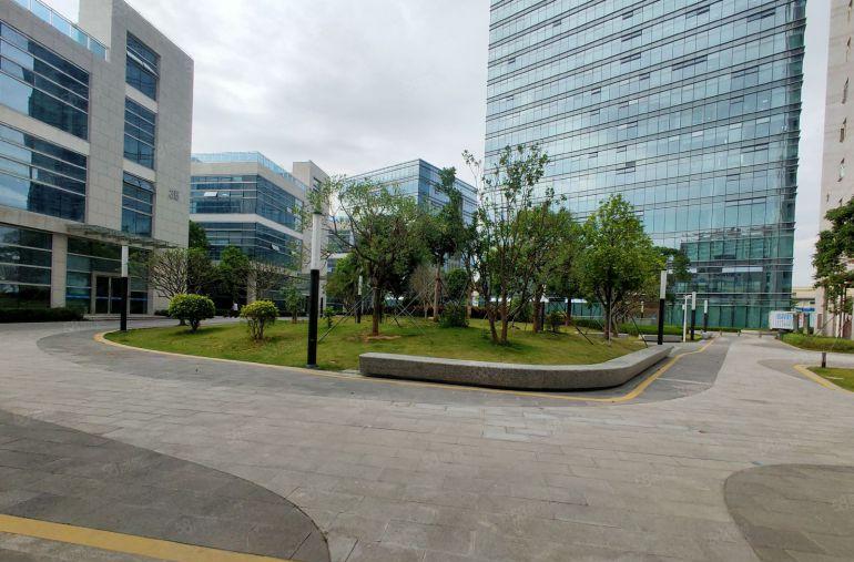 布吉石芽岭地铁口原房东独栋2100平办公研发厂房出租