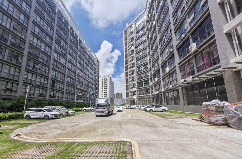 180平龙岗布吉南岭大芬地铁口50米精装办公室  41格局