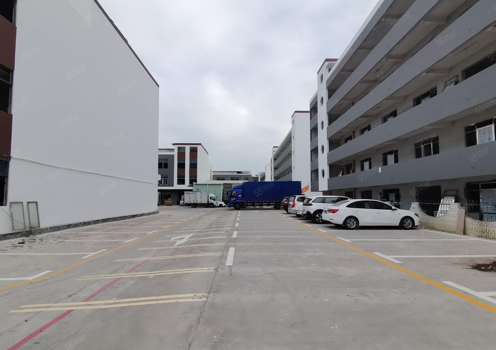 坂田吉华路达成工业区厂房仓库200平起租，大小都有，空地大.