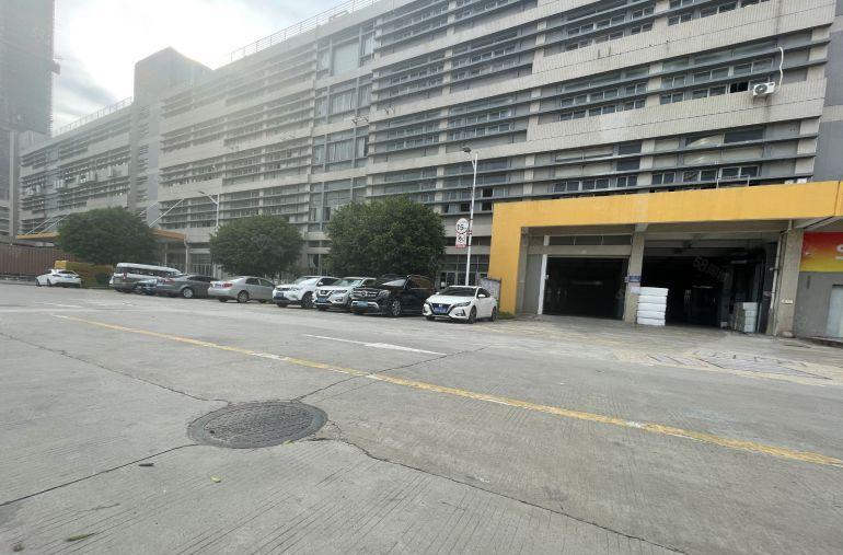 布吉石芽岭地铁站一楼2000平厂房出租仓库出租大小可分