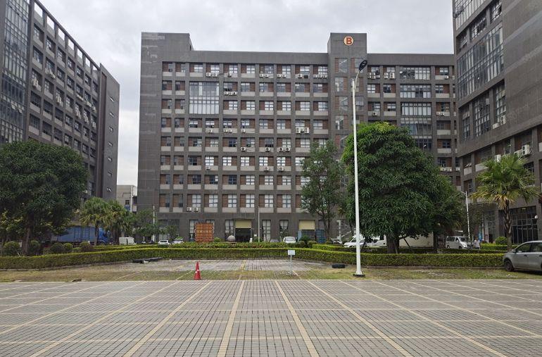 光明大街地铁口新出一二楼原房东3000平精装厂房低价出租！！