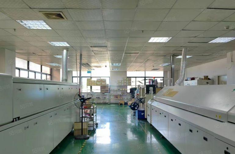 公明楼村地铁出站口300米厂房1500平车间干净明亮，吊好顶