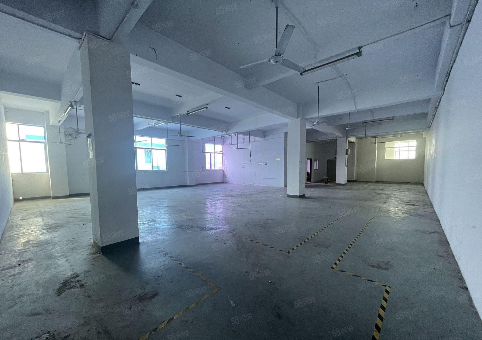 光东坑新出楼上480平厂房，现成办公室格局，水电齐全，采光好