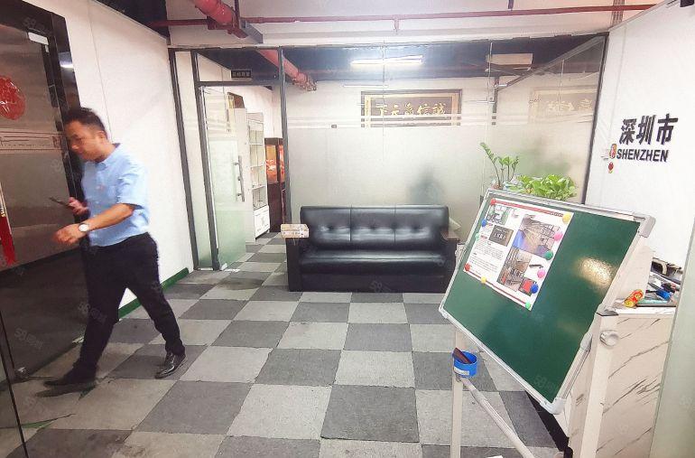 公明楼村实际面积出租306平标准厂房，地铁口高速口低价精装修