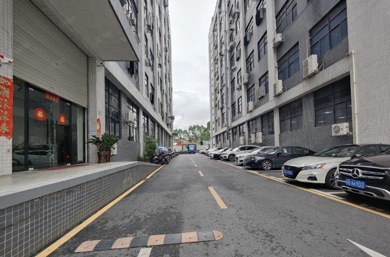 光明南光高速出口，新出楼上精装厂房1580平，带无尘车间