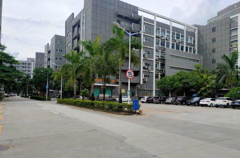 光明龙大高速出口1600平厂房可分租 红本厂房带装修仓库出租