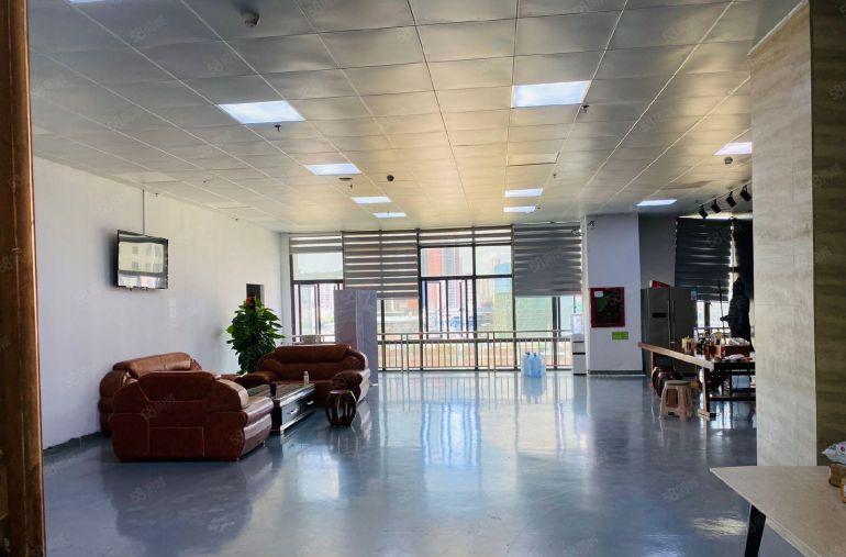 公明地铁口附近高新产业园楼上1000平厂房出租，带装修办公室