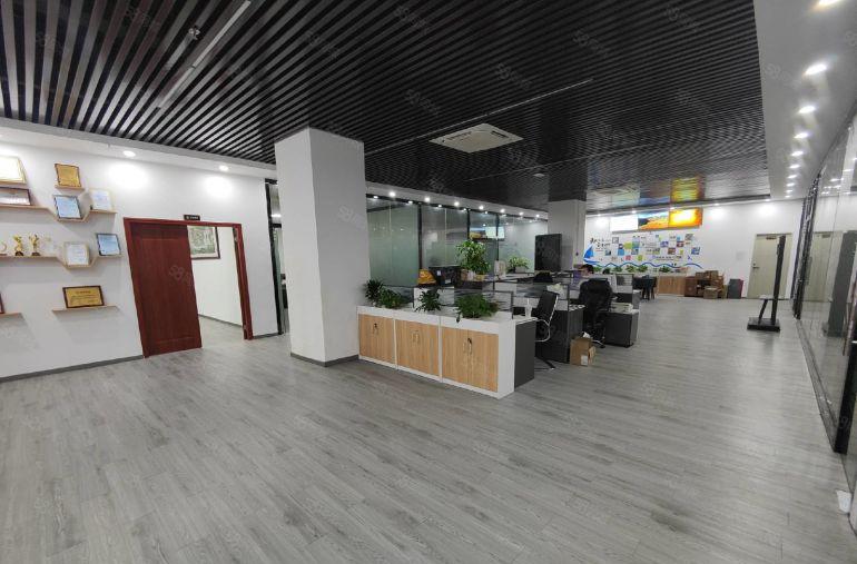 光明南光高速出口，新出楼上精装厂房1580平，带无尘车间