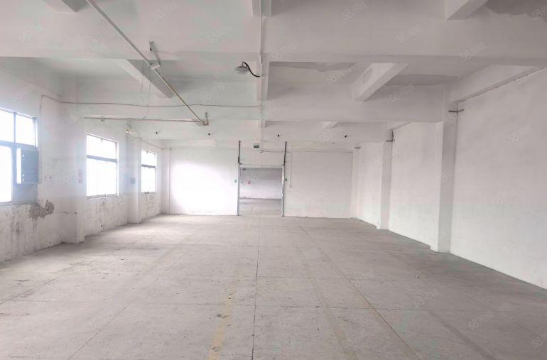 光明高速口独栋5600平可分租空地大出门主干道一楼可挂行车。