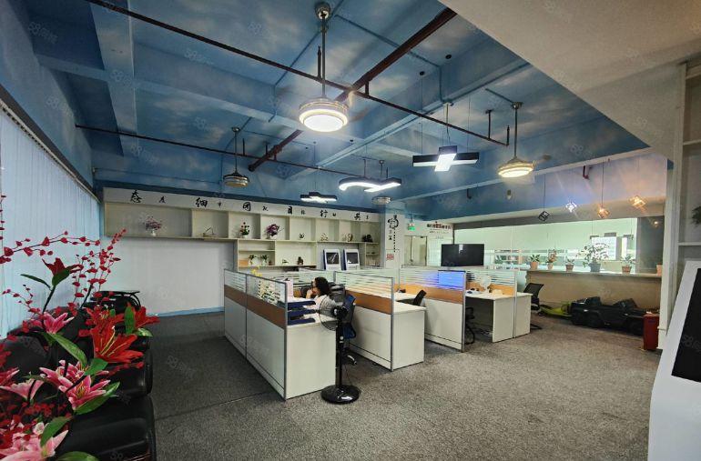 光明龙大高速出口新出楼上精装厂房800平，拎包入住