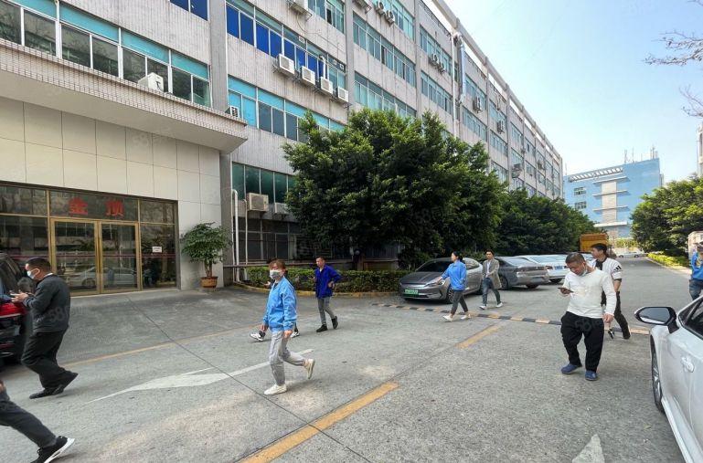 松柏路主路边原房东红本园区楼上精装1800平厂房，大小可分