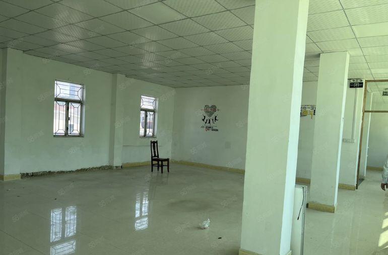 蒋石南光高速出口新出楼上整层960平，带前台办公室出租！