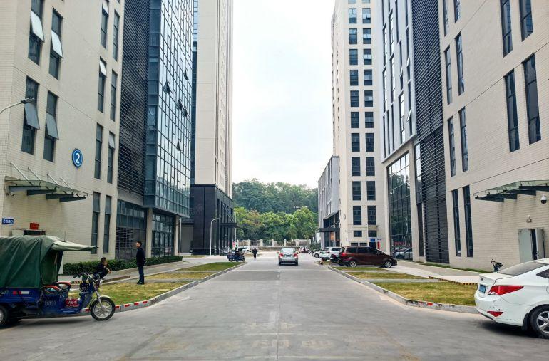 坪山大工业区原房东楼上2800平精装修厂房仓库出租可分租