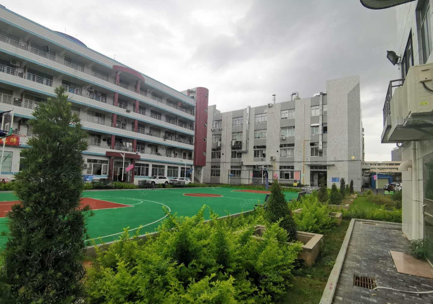 坪山坑梓重工业一楼600平外环高速路口边，距离居民区800米