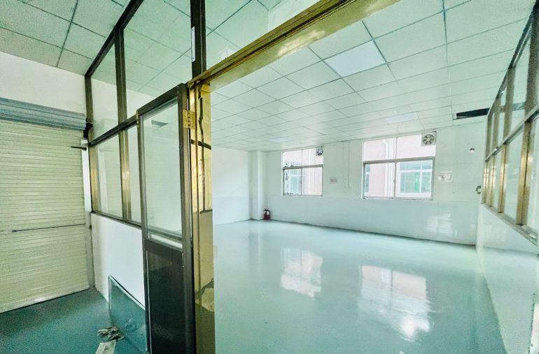 坪山六联地铁站50米原房东1150平全新精装修红本厂房出租