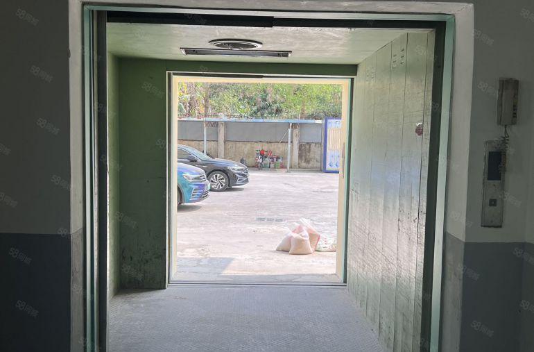 坪山区石井红本标准厂房1楼1300平出租，可300起分租