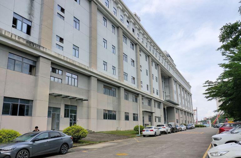 坪山高新区，大型科技园一楼4200平楼上10500平米