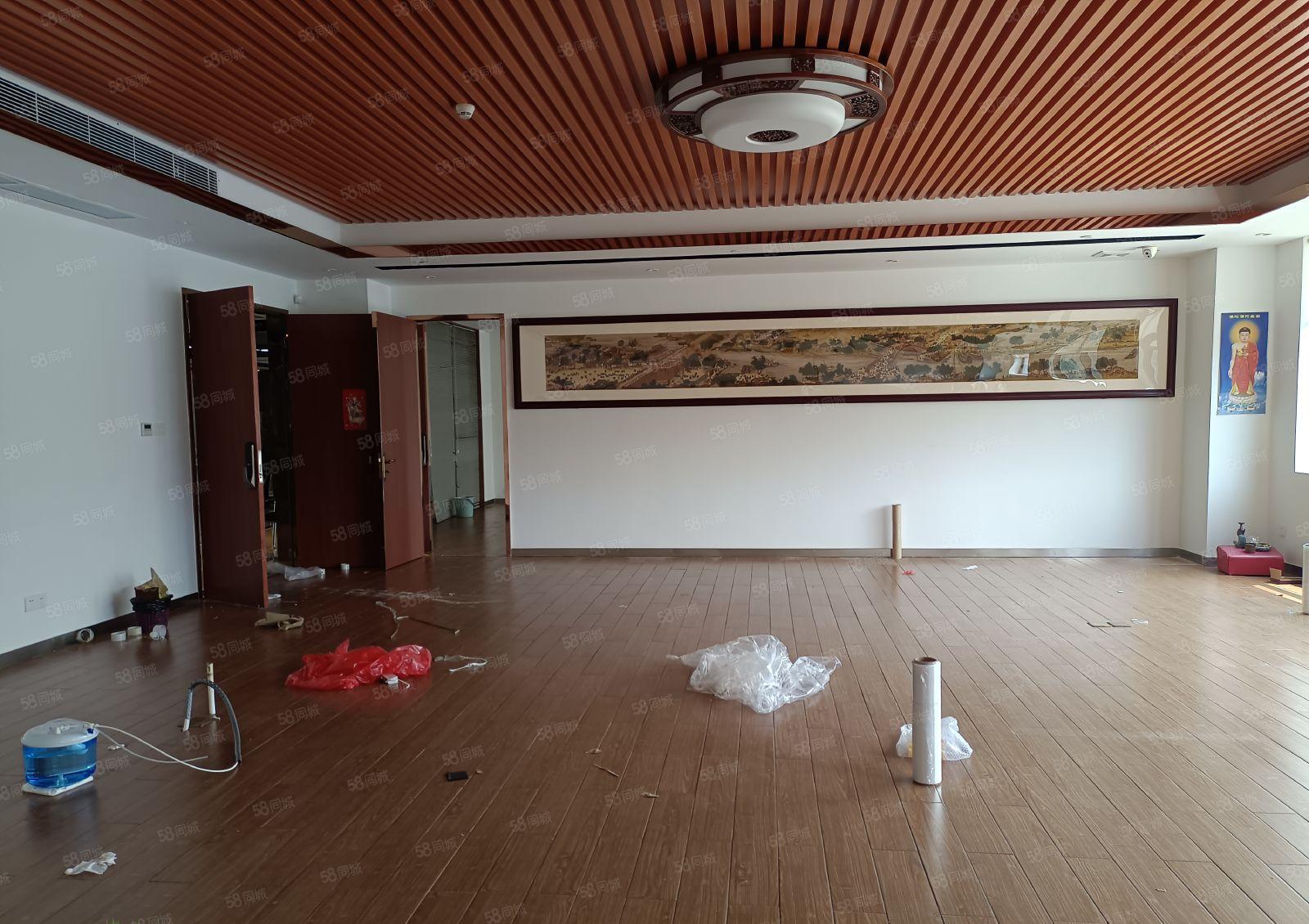 龙华大浪红本厂房3000平出租，带豪华装修大小分租，超大空地