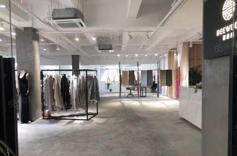 一楼1000平米 公司物业出租 地铁口 可以分组