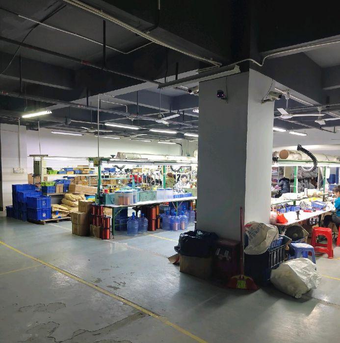 合同期内住户转租，跟原房东签合同。