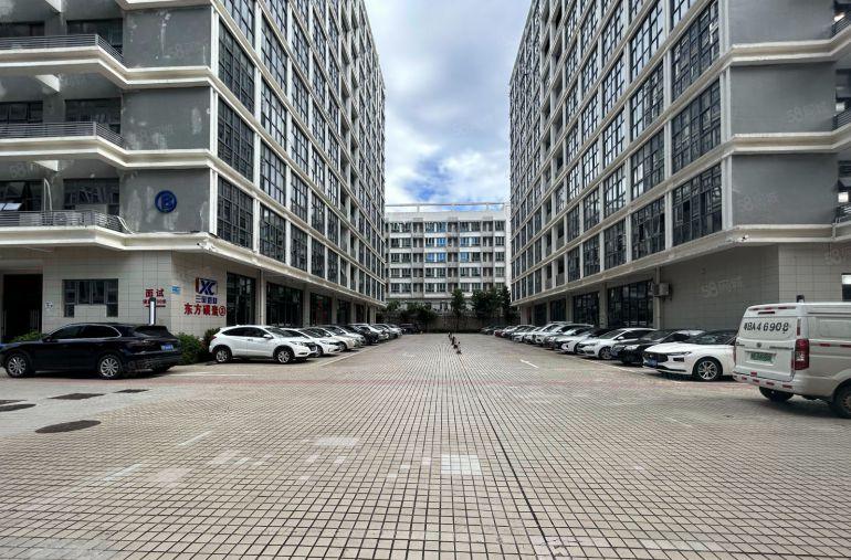 南山西丽地铁口科技园新出楼上500平带3间办公室厂房出租