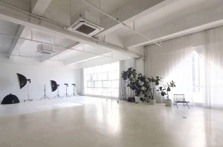 南山西丽大学城地铁口700平方大开间和510平办公室有两套。