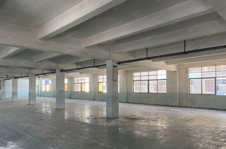 平湖新出300平地坪漆有货梯带红本厂房，位置佳好招工。