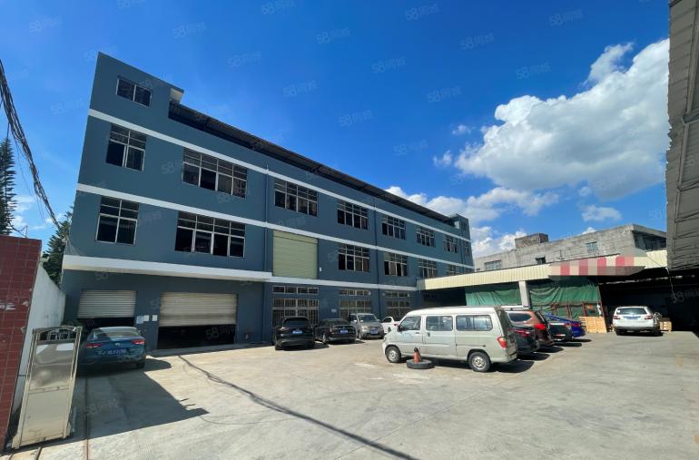 平湖新出300平地坪漆有货梯带红本厂房，位置佳好招工。