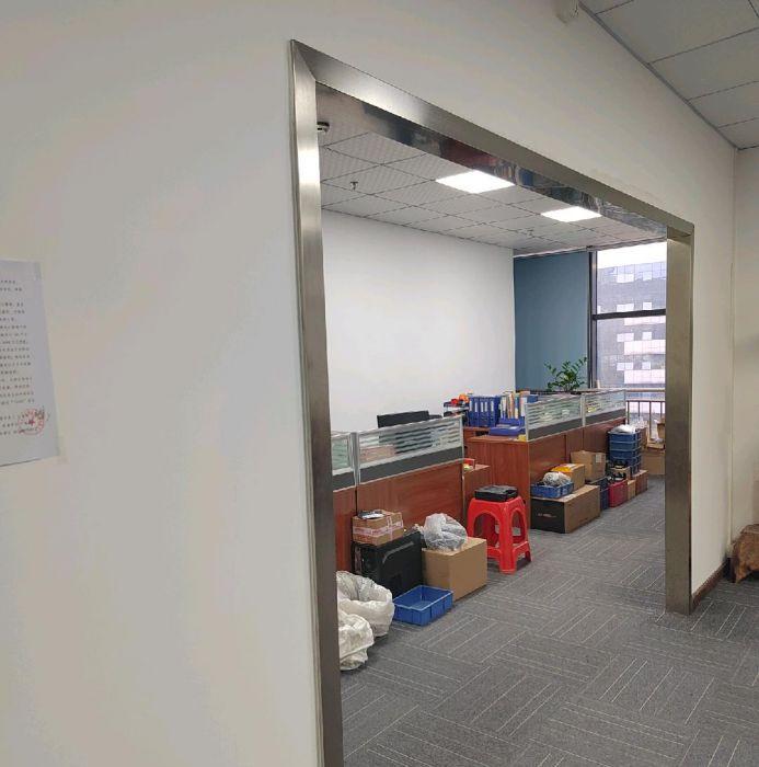 合同期内住户转租，跟原房东签合同。