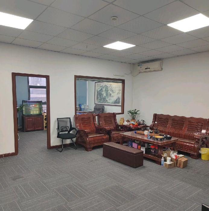 合同期内住户转租，跟原房东签合同。