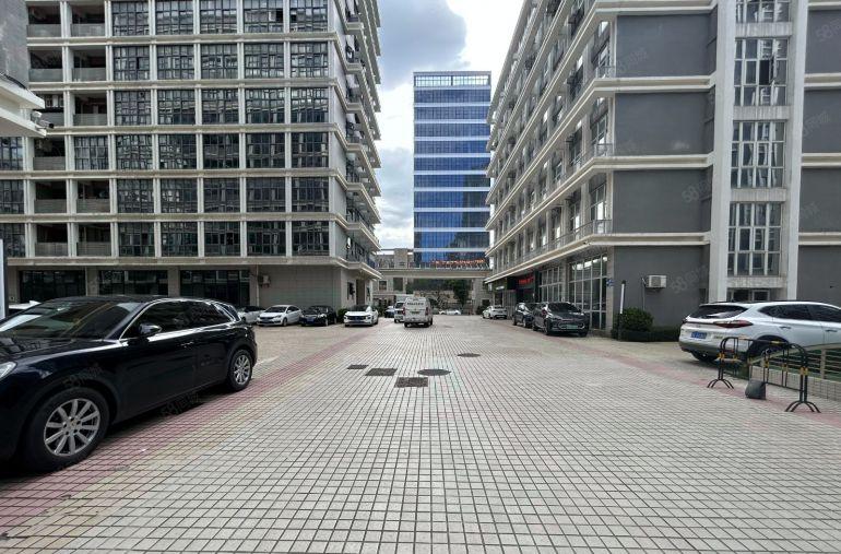 南山西丽地铁口科技园新出楼上500平带3间办公室厂房出租
