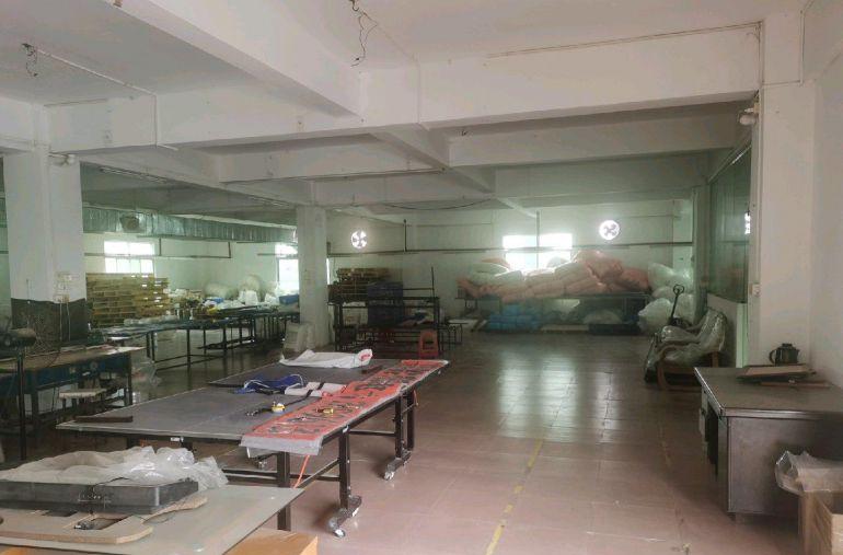 本人楼房，占地约1000㎡，三层。可做厂，尤其适合办公，教育