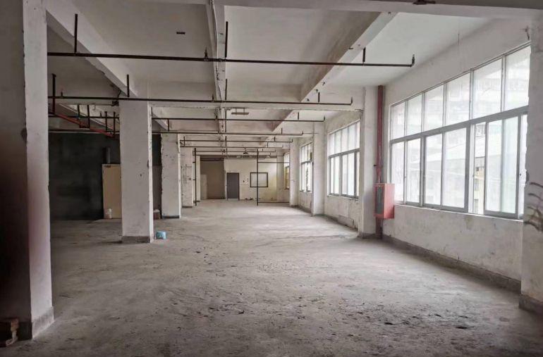 厂房位置交通方便，二楼楼层好。