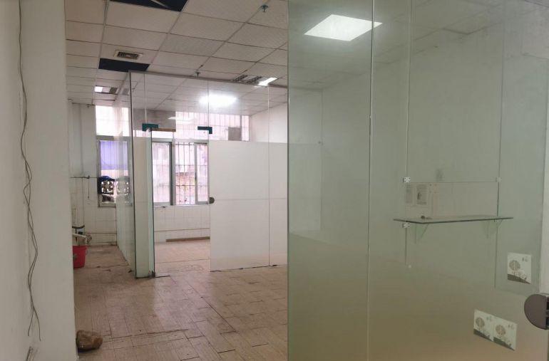 厂房位置交通方便，二楼楼层好。