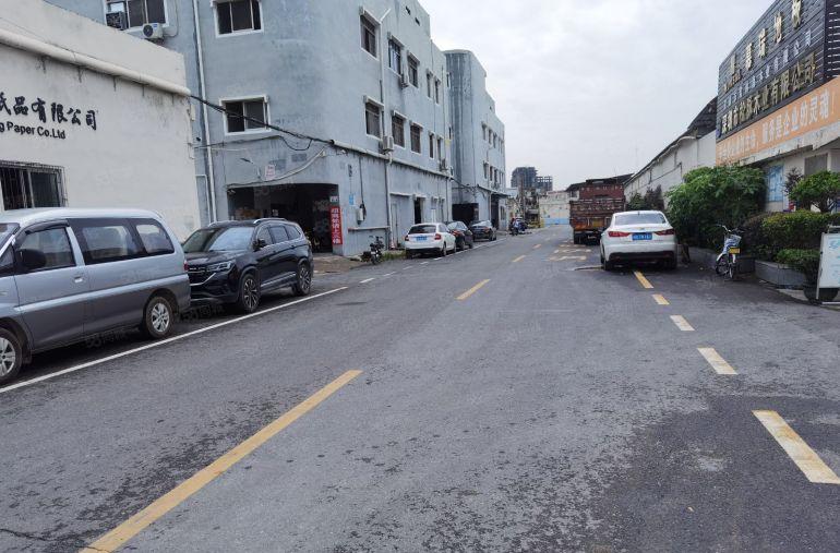 布吉上李朗工业区新出1楼1300平拖头随便进出可分租仓库出租