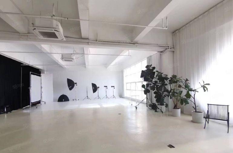 南山西丽大学城地铁口700平方大开间和510平办公室有两套。