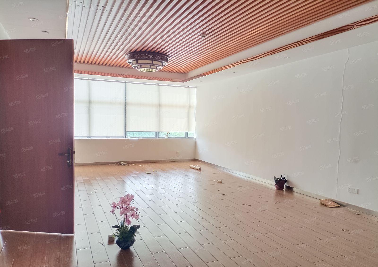 龙华大浪红本厂房3000平出租，带豪华装修大小分租，超大空地