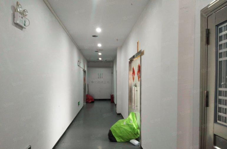 草铺办公厂房小面积出租，地铁口60平米起租