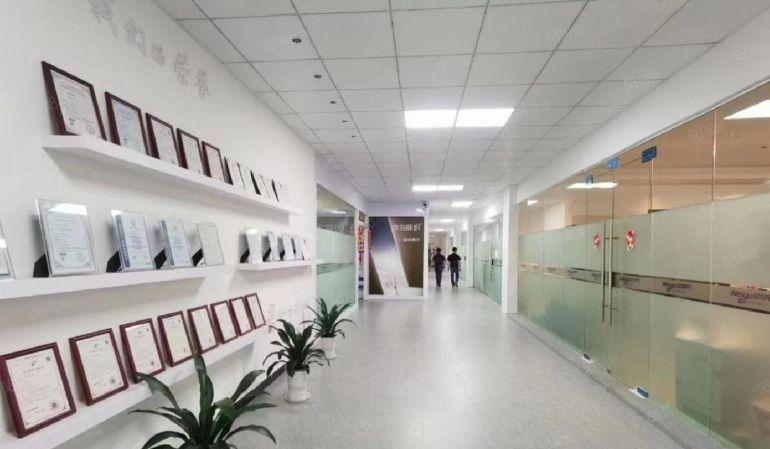 南山地铁口500平仅35元，免租2个月，使用率9成，豪华装修