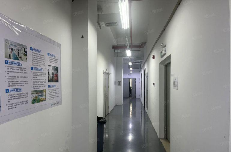 西丽百旺工业园区楼上带装修厂房出租，2部3吨货梯。无行业限制