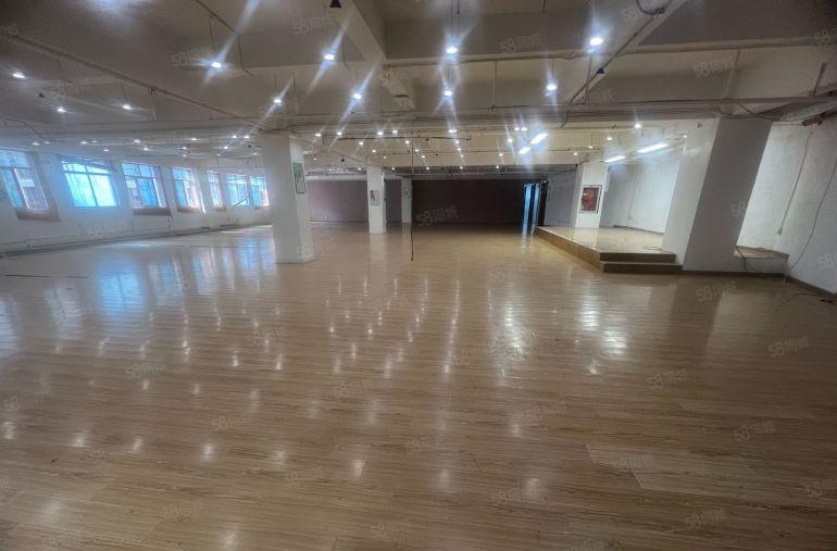 西丽中心区高职院校旁边5楼2千平分租中，行业不限