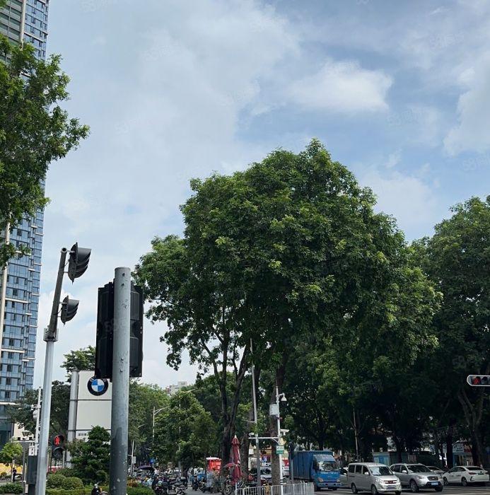 南山西丽大学城地铁口700平方大开间和510平办公室有两套。