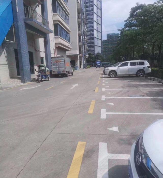 布吉14号地铁出口就是厂房，99平到999平都有，电子手机壳