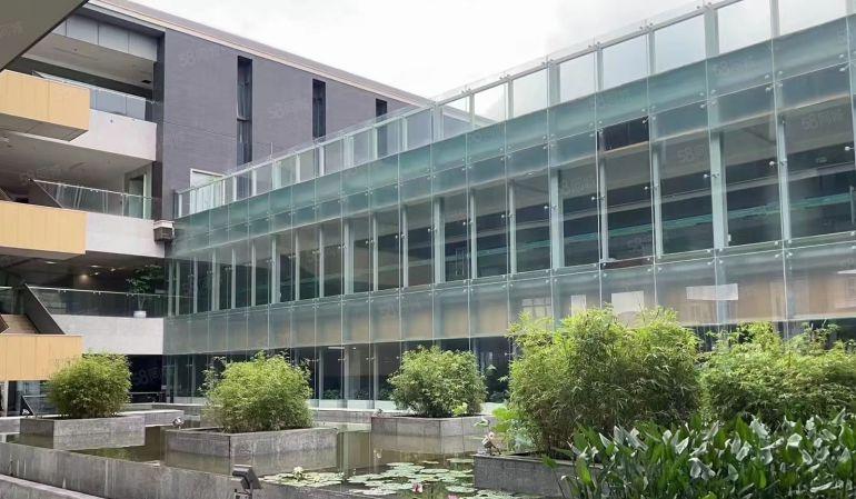 高新科技园区1楼和2楼厂房单层面积8000平方，可分租